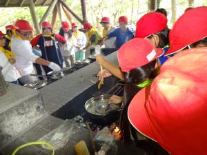 野外炊飯の様子４