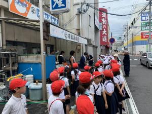 お店の様子を見る子どもたち