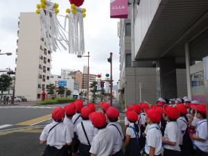 七夕の吹き流しを見る子どもたち