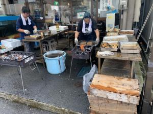 うなぎを焼く様子