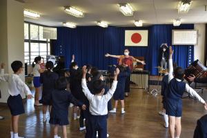 一緒に体を動かして演奏