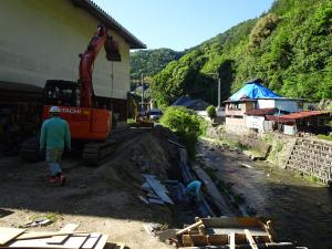 体育館川側の工事