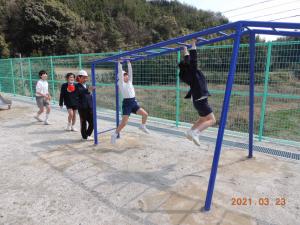 雲梯で遊ぶ子どもたち