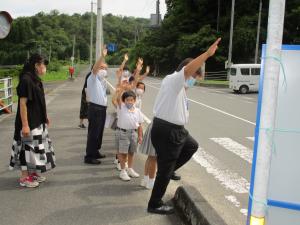 横断歩道を渡る児童