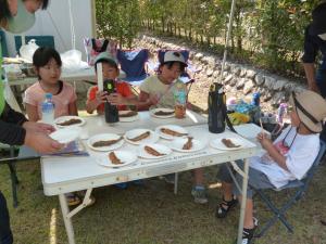 魚を焼いてみんなで食べました。おいしい！と叫んでいる児童もいました。