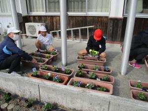 プランターに植える児童