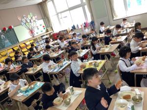 楽しく給食を食べる様子3