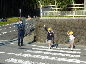 横断歩道を渡る児童