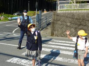 横断歩道を渡る児童