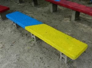 きれいに塗り替えられたベンチ