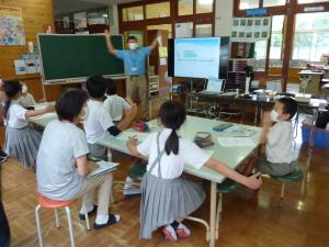 長さの単位を学ぶ様子