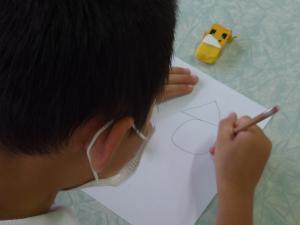 絵を描く2年生