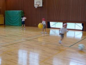 体育館で遊ぶ子ども達