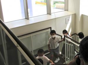 階段を上がる児童