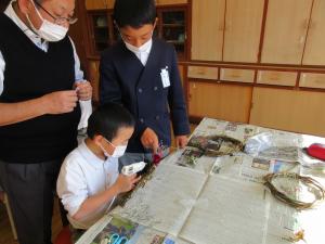 下級生に教える6年生