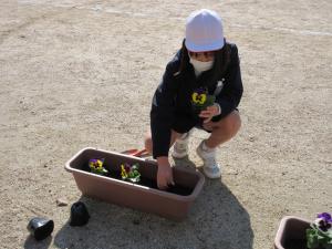 花を植える児童