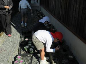 花を植える児童