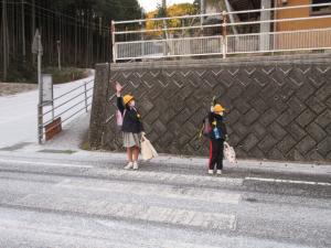 横断歩道を渡る児童