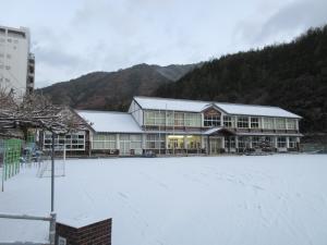 雪景色の学校