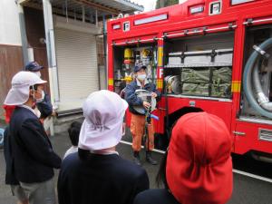 消防車を見学する児童