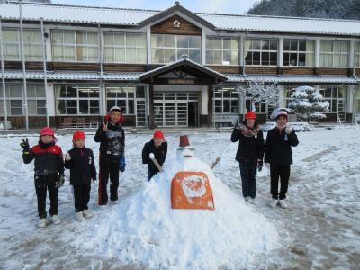 雪だるまを囲んで記念写真