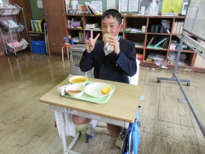 パンを食べる6年生