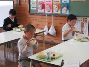 給食を食べる児童