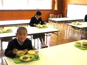 給食を食べる児童