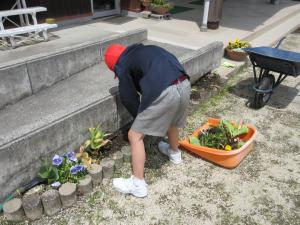 花壇の花を抜く児童