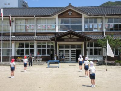 校舎と児童