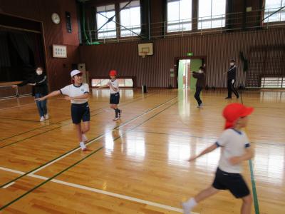 周東音頭を踊る児童