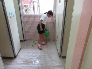トイレ掃除をする6年生