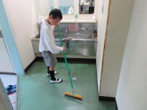 床を掃く4年生