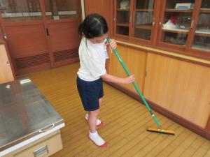 床を掃く5年生