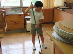 床を掃く3年生