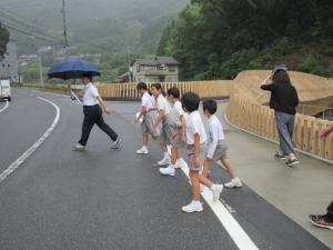 道路を横断する児童