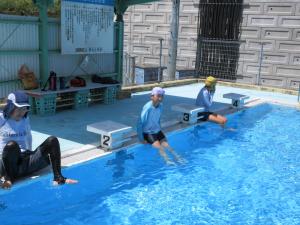 平泳ぎの練習をする児童