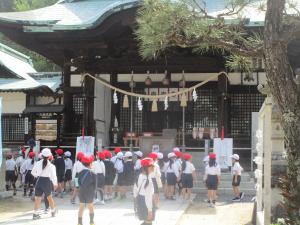 2年生の町たんけんの様子