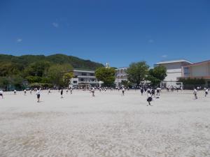 お昼休みに元気に遊ぶ子ども達