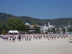 運動会の運動場での学年練習