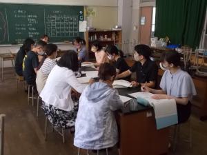 校内研修での低学年部会の話し合い