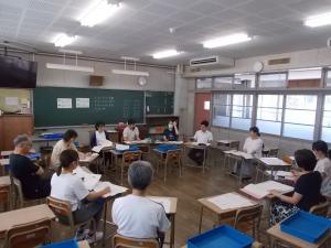 校内研修での中学年部会の話し合い