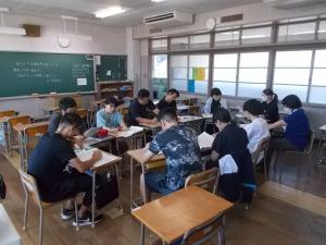 校内研修での高学年部会の話し合い