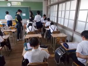 サマースクールで小学生に勉強を教える中学生