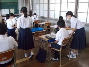 サマースクールで小学生に勉強を教える中学生