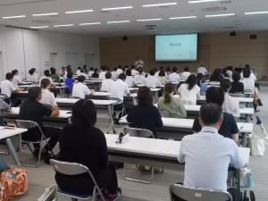 岩国中学校区小中合同研修会の開会行事の様子