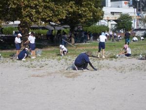 グラウンドの草取りをしてくださる保護者の方や中学生