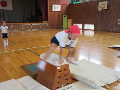 跳び箱を跳ぶ3年生