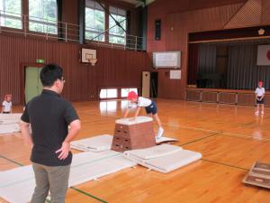 跳び箱を跳ぶ4年生