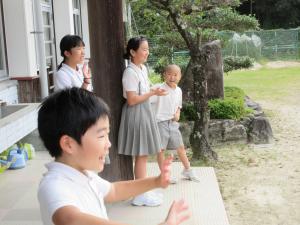 見送る子ども達